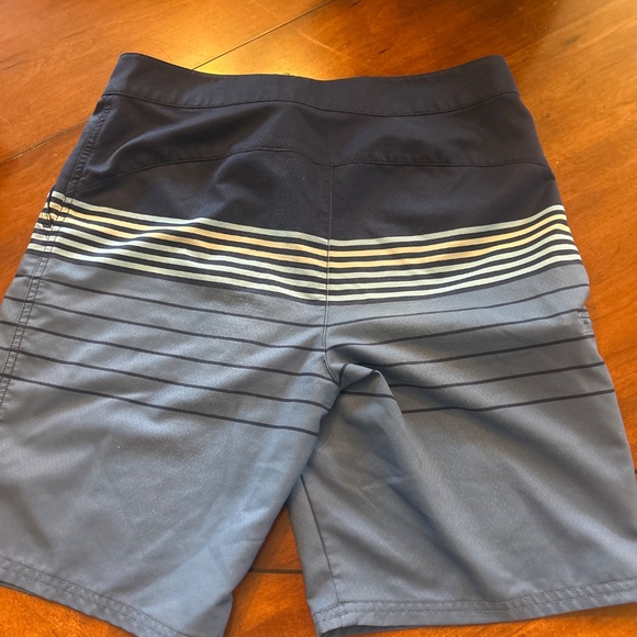Young men’s board shorts/swim trunks - Picture 2 of 3